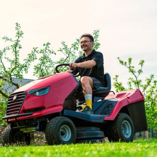 Když na e-shopu nakoupíš za 1 000 Kč a více, tak ti ponožky pro tvého taťuldu dovezeme zadarmo. 🚜 A to se vyplatí. Tak šup...